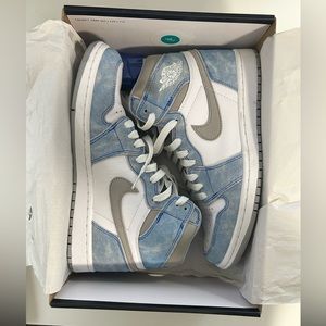 Air Jordan 1 Retro High OG Hyper Royal Smoke Grey